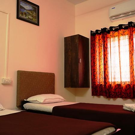 Yuvraj Lodge Osmanabad Екстериор снимка