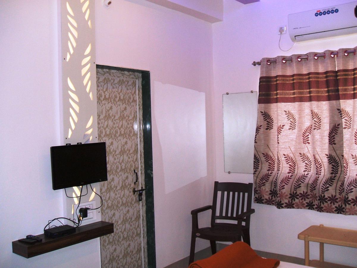 Yuvraj Lodge Osmanabad Екстериор снимка