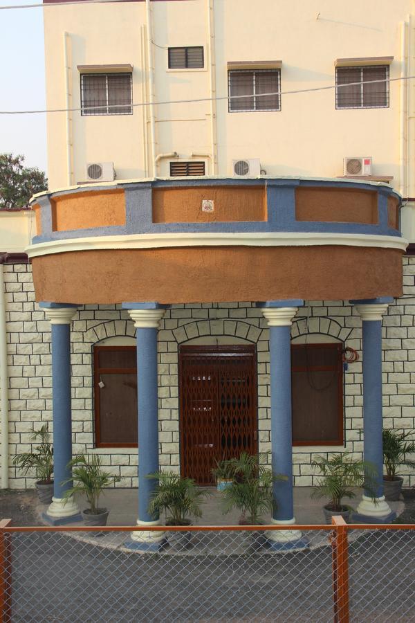 Yuvraj Lodge Osmanabad Екстериор снимка