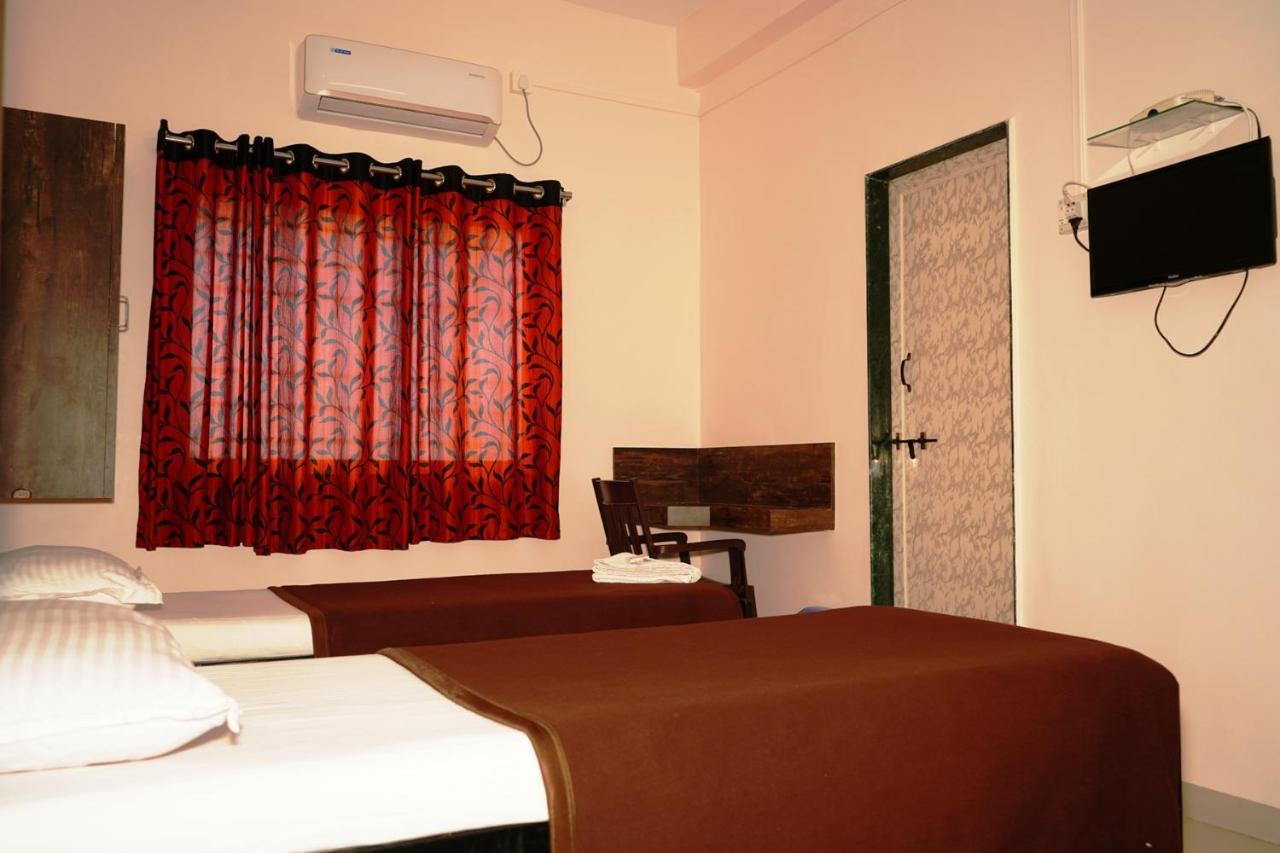 Yuvraj Lodge Osmanabad Екстериор снимка
